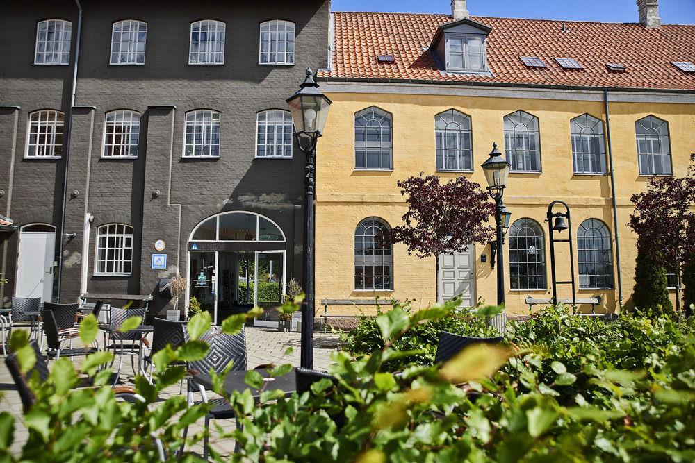 Хостел Stoberiet Свендборг Экстерьер фото The Yellow House